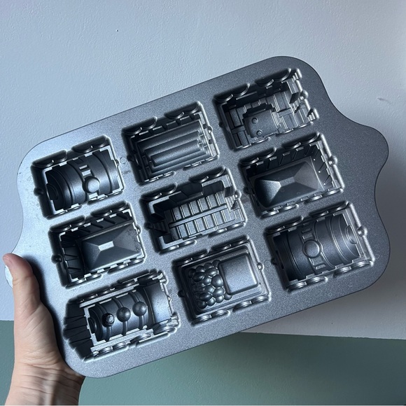 Nordicware train cake pan 5 cups - Picture 5 of 13